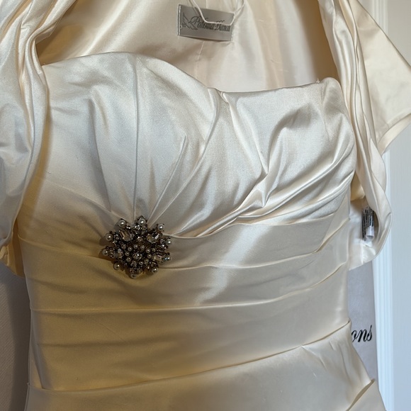 Silk Ivory Wedding Dress and accessories - Picture 2 of 16